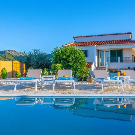 Family Portes With Panoramic View! Pithos