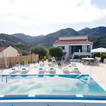 Family Portes With Panoramic View! Villa